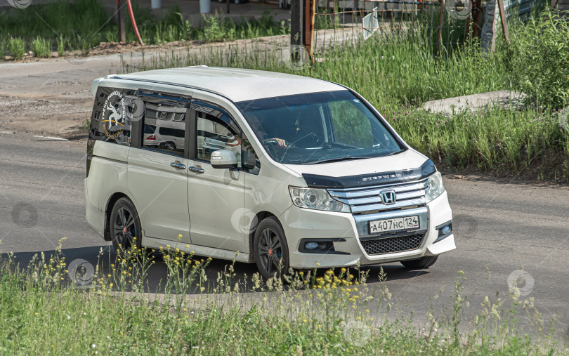 Скачать Россия,Сибирь 27 Мая 2025 год. Автомобиль Honda Stepwgn Японский Минивэн фотосток Ozero