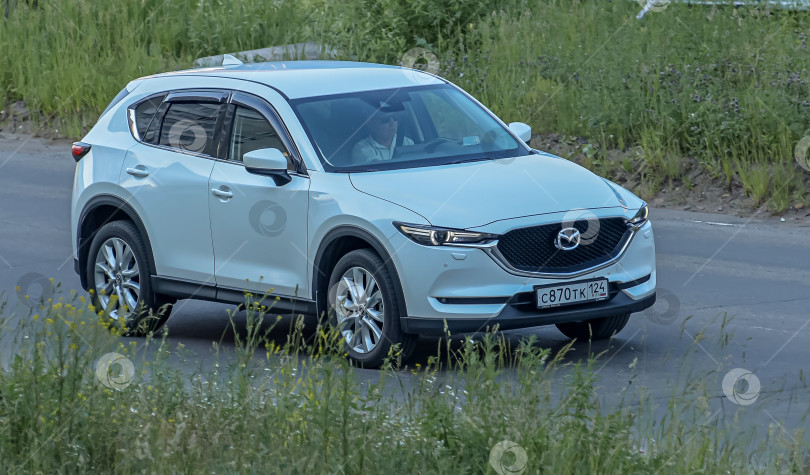 Скачать Россия,Сибирь 27 Мая 2025 год. Автомобиль белая Mazda CX-5. фотосток Ozero