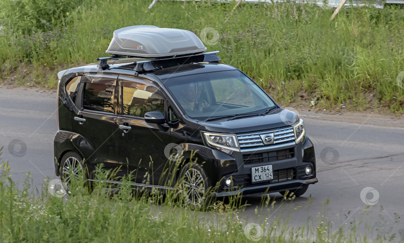 Скачать Россия,Сибирь 27 Мая 2025 год. Автомобиль Daihatsu Move Японский автомобиль фотосток Ozero