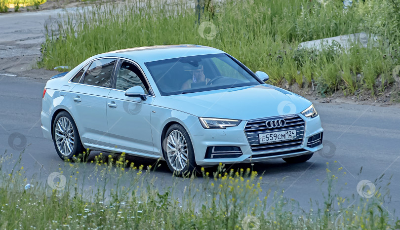 Скачать Россия,Сибирь 27 Мая 2025 год. Автомобиль Audi A4 фотосток Ozero
