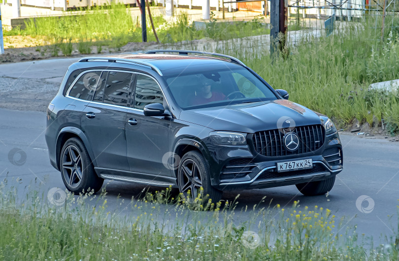 Скачать Россия,Сибирь 27 Мая 2025 год. Автомобиль Mercedes-Benz GLS-Класса — лагманский универсальный внедорожник фотосток Ozero