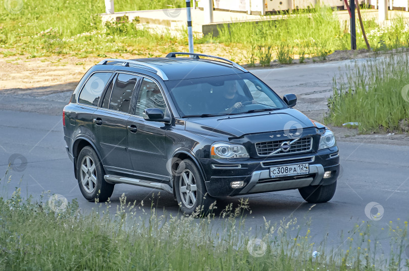 Скачать Россия,Сибирь 27 Мая 2025 год. Автомобиль Volvo XC90 Внедорожник фотосток Ozero