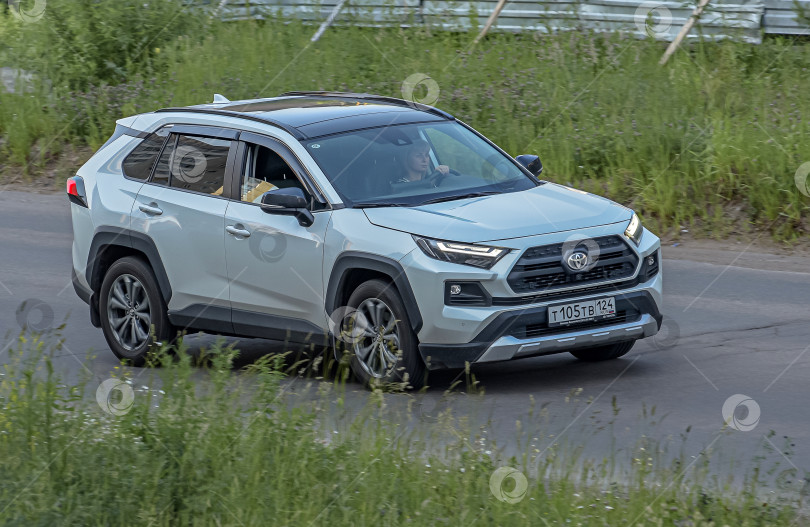 Скачать Россия,Сибирь 27 Мая 2025 год. Автомобиль Toyota RAV4 Японский кроссовер фотосток Ozero