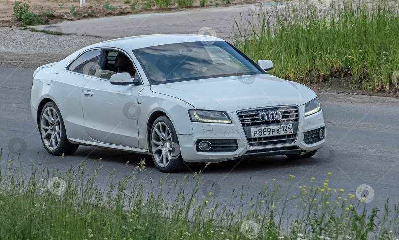 Скачать Россия,Сибирь 27 Мая 2025 год. Автомобиль Audi A5 Оригинальный автомобиль фотосток Ozero