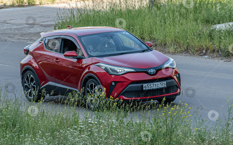 Скачать Россия,Сибирь 27 Мая 2025 год. Автомобиль Toyota C-HR Компактный кроссовер фотосток Ozero