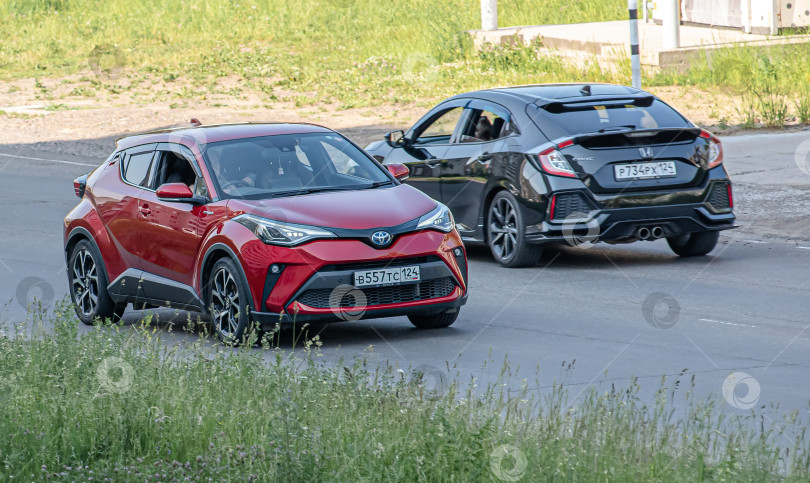 Скачать Россия,Сибирь 27 Мая 2025 год. Автомобиль Toyota C-HR Компактный кроссовер фотосток Ozero