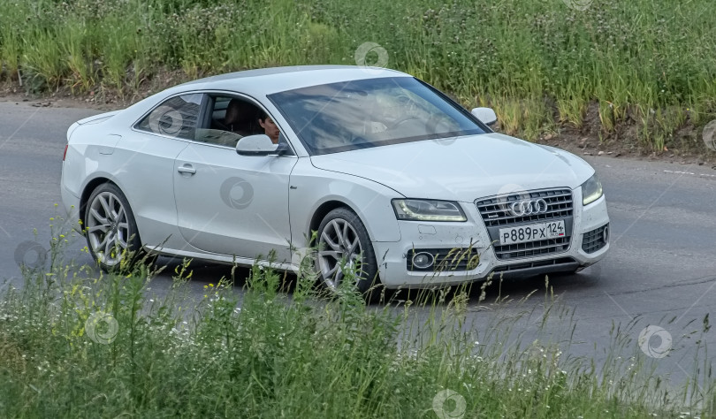 Скачать Россия,Сибирь 27 Мая 2025 год. Автомобиль Audi A5 Оригинальный автомобиль фотосток Ozero