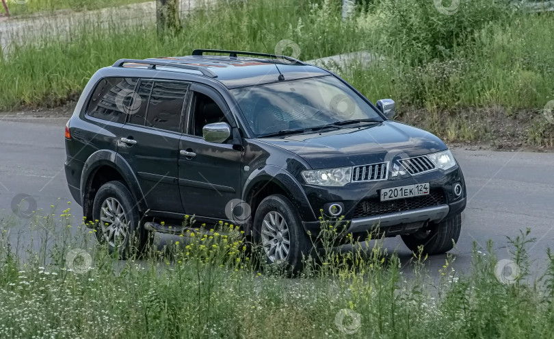 Скачать Россия,Сибирь 27 Мая 2025 год. Автомобиль Mitsubishi Pajero Sport Японский внедорожник фотосток Ozero