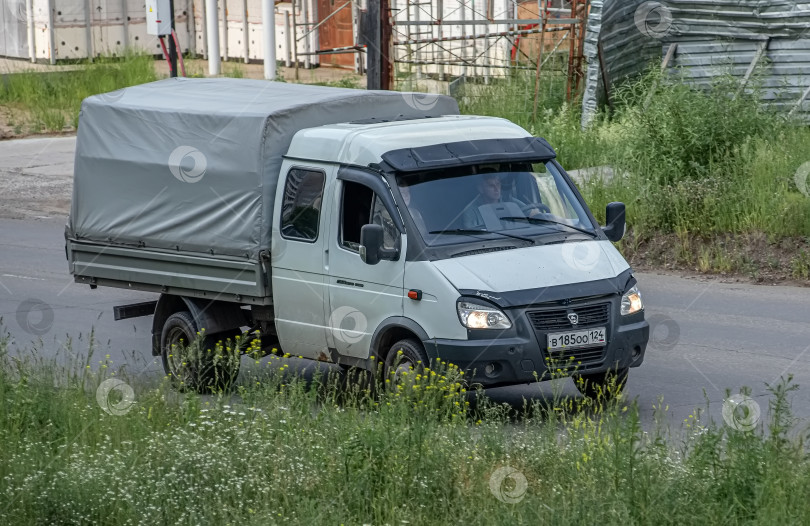 Скачать Россия,Сибирь 27 Мая 2025 год. Автомобиль   ГАЗ 3302 «Газель-Фермер». фотосток Ozero
