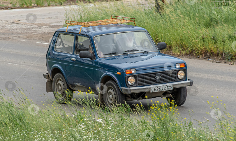 Скачать Россия,Сибирь 27 Мая 2025 год. Автомобиль  ВАЗ-2121 «Нива». фотосток Ozero