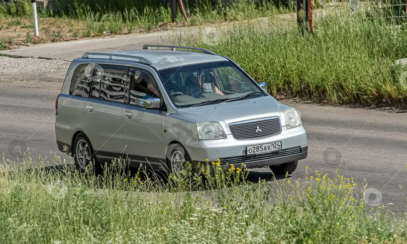 Скачать Россия,Сибирь 27 Мая 2025 год. Автомобиль Mitsubishi Дион Японский Минивэн фотосток Ozero