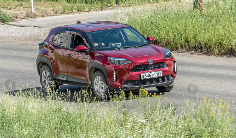 Скачать Россия,Сибирь 27 Мая 2025 год. Автомобиль Toyota Yaris Cross Японский кроссовер фотосток Ozero
