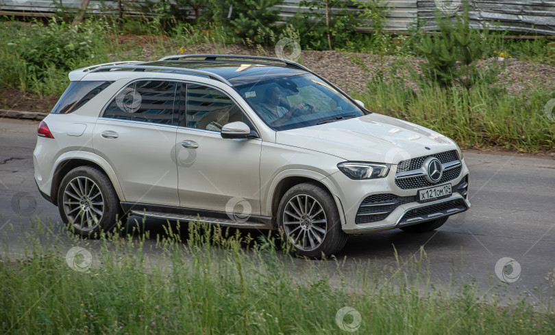 Скачать Россия,Сибирь 27 Мая 2025 год. Автомобиль Mercedes-Benz GLE-класса. фотосток Ozero