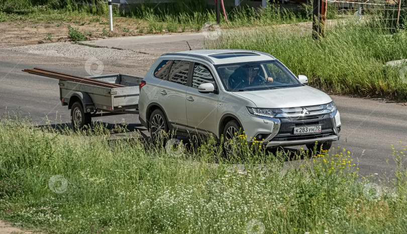 Скачать Россия,Сибирь 27 Мая 2025 год. Автомобиль Mitsubishi Outlander Японский кроссовер фотосток Ozero
