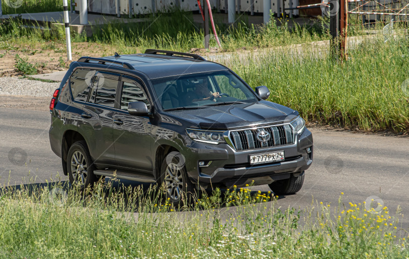 Скачать Россия,Сибирь 27 Мая 2025 год. Автомобиль Toyota Land Cruiser Prado Японский внедорожник фотосток Ozero