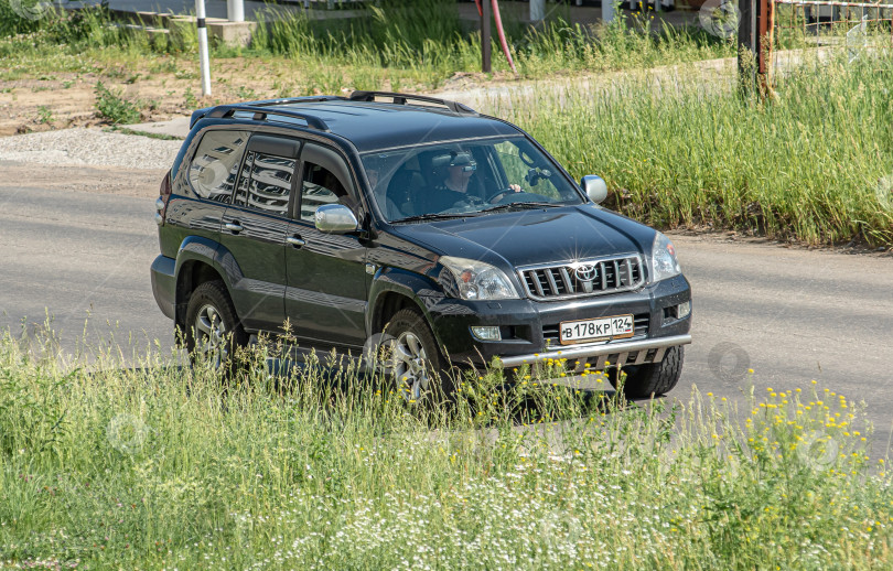 Скачать Россия,Сибирь 27 Мая 2025 год. Автомобиль Toyota Land Cruiser Prado Японский внедорожник фотосток Ozero