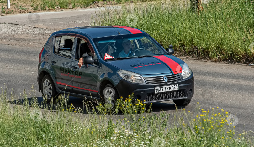 Скачать Россия,Сибирь 27 Мая 2025 год. Автомобиль Renault Sandero фотосток Ozero