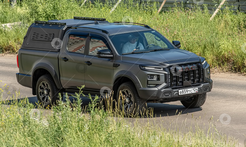 Скачать Россия,Сибирь 27 Мая 2025 год. Автомобильный китайский пикап JAC T9 Hunter. фотосток Ozero