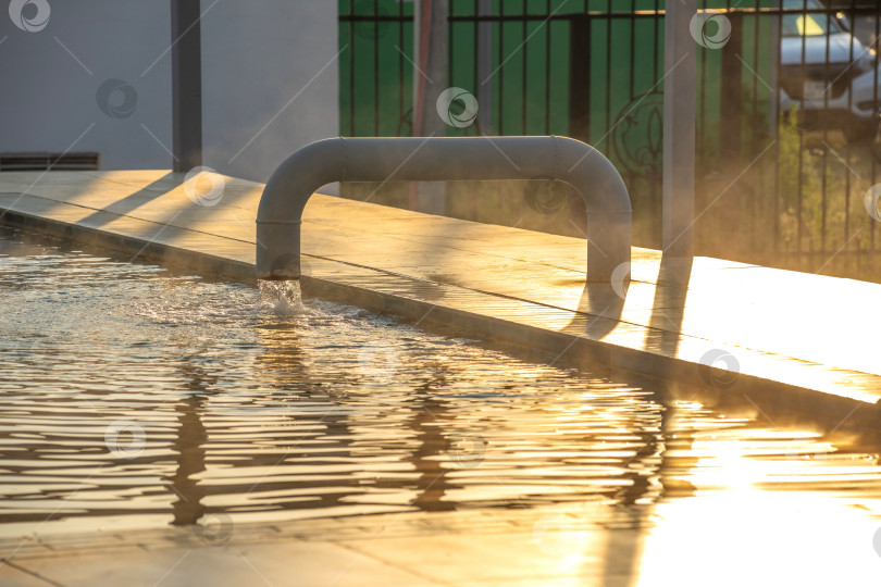 Скачать Термальный источник с водой в городе Очамчира, Абхазия, стекающей в бассейн фотосток Ozero