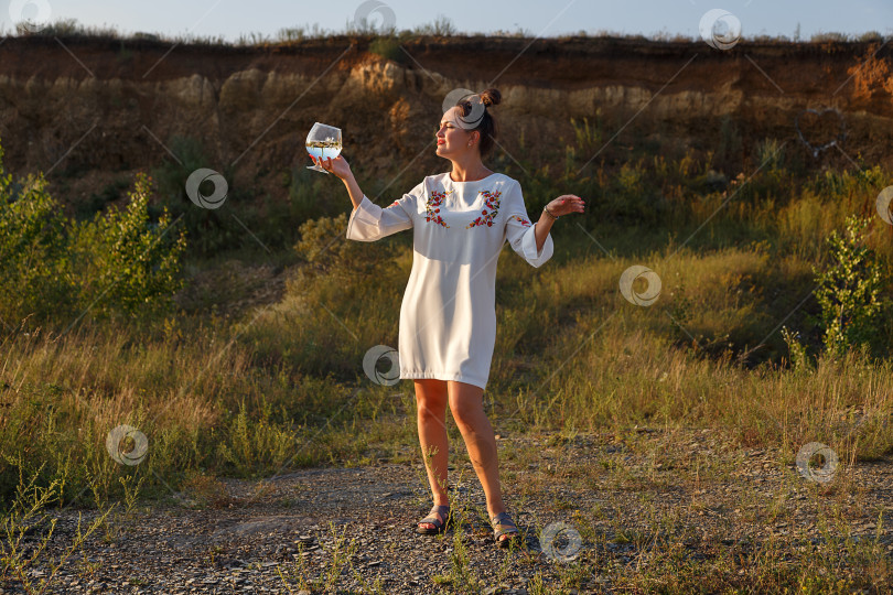 Скачать женщина с бокалом фотосток Ozero