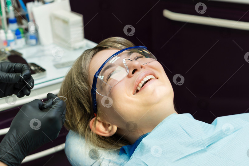 Скачать Счастливый пациент на приеме у стоматолога фотосток Ozero