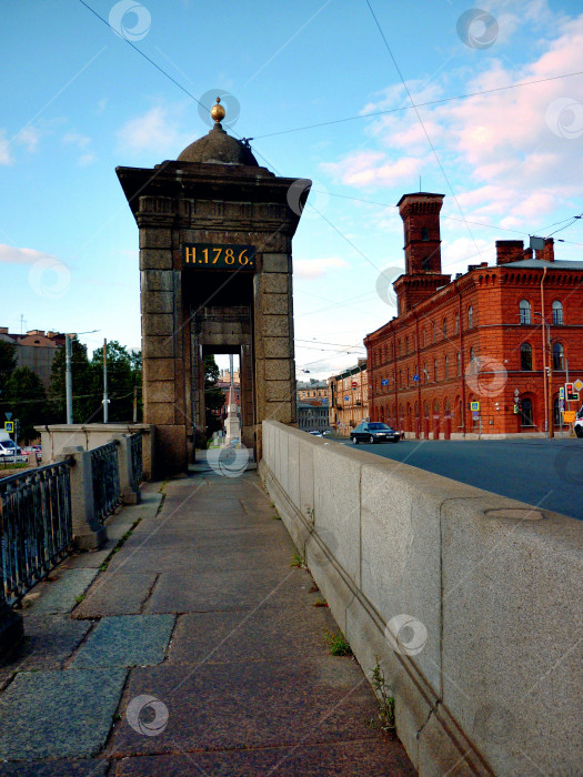 Скачать Мост и здание в городе фотосток Ozero
