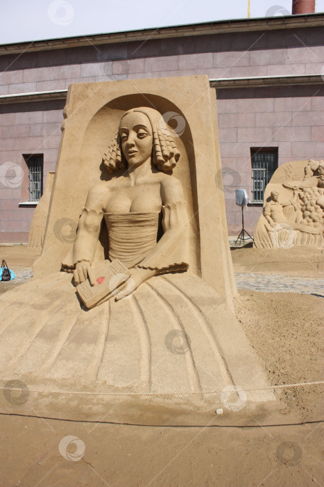 Скачать Девушка и книжка из песка фотосток Ozero