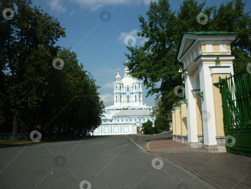 Скачать Голубая церковь в городе фотосток Ozero
