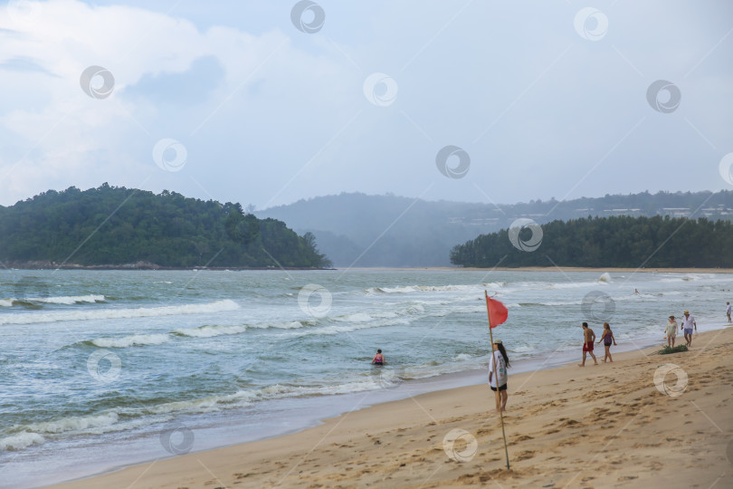 Скачать Пхукет, Таиланд, 9 ноября 2025 года: Пляж Банг Тао (Лаян) на побережье Андаманского моря острова Пхукет в Таиланде, октябрь 2025 года фотосток Ozero