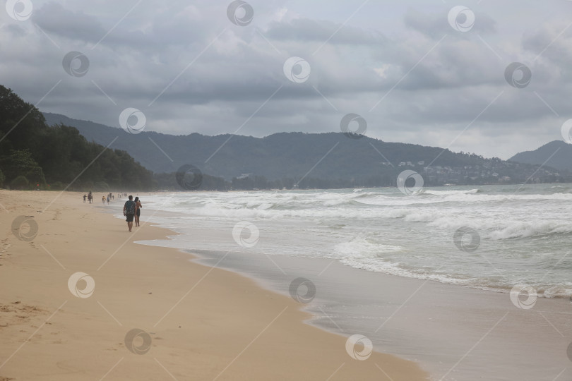 Скачать Пхукет, Таиланд, 9 ноября 2025 года: Пляж Банг Тао (Лаян) на побережье Андаманского моря острова Пхукет в Таиланде, октябрь 2025 года фотосток Ozero