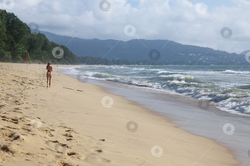 Скачать Пхукет, Таиланд, 9 ноября 2025 года: Пляж Банг Тао (Лаян) на побережье Андаманского моря острова Пхукет в Таиланде, октябрь 2025 года фотосток Ozero