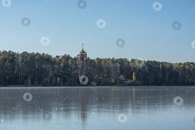 Скачать отражение храма и деревьев в озере фотосток Ozero