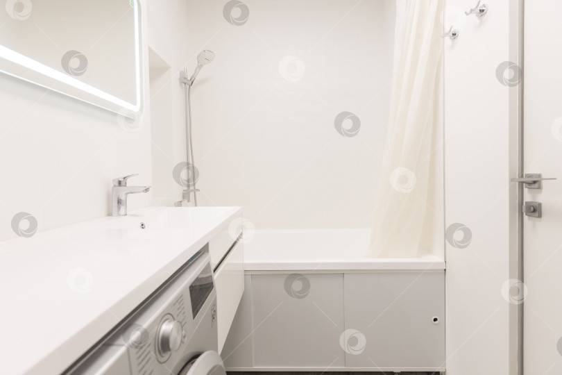 Скачать современная ванная комната с туалетом и стиральной машиной фотосток Ozero