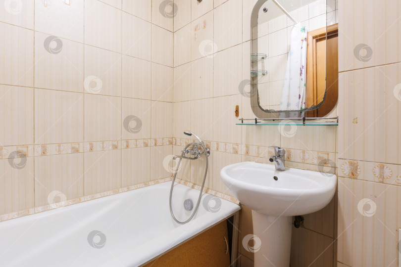 Скачать современная ванная комната с туалетом и стиральной машиной фотосток Ozero