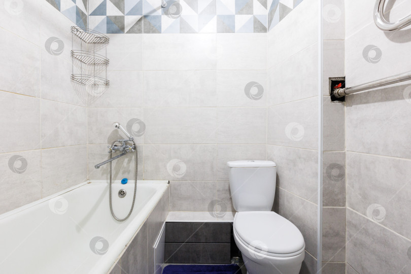 Скачать современная ванная комната с туалетом и стиральной машиной фотосток Ozero