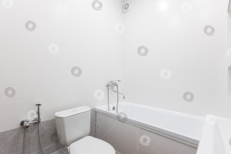 Скачать современная ванная комната с туалетом и стиральной машиной фотосток Ozero