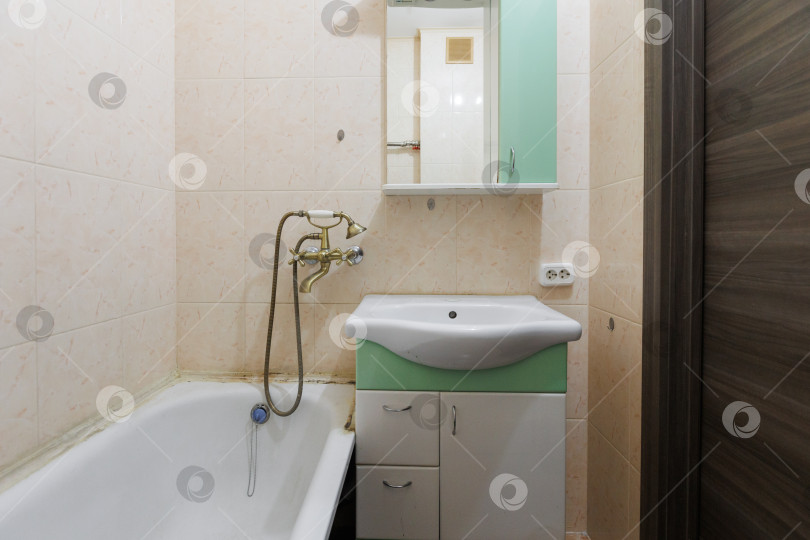 Скачать современная ванная комната с туалетом и стиральной машиной фотосток Ozero