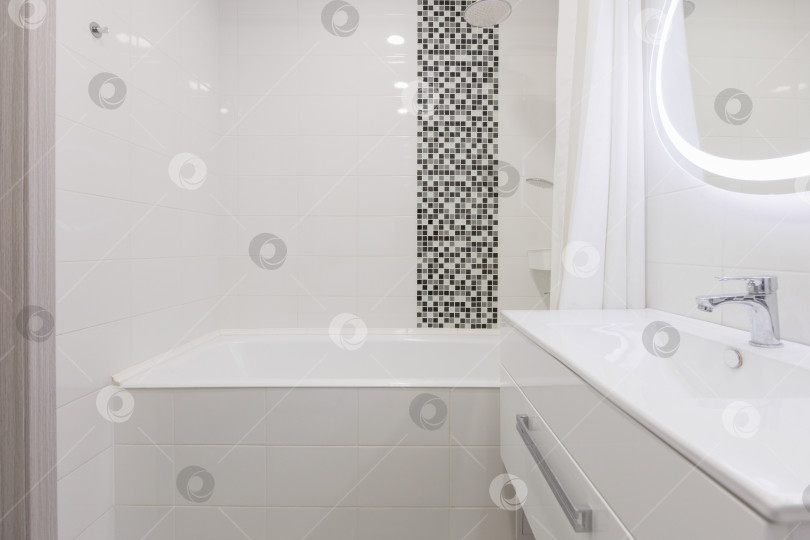 Скачать современная ванная комната с туалетом и стиральной машиной фотосток Ozero