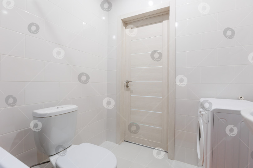 Скачать современная ванная комната с туалетом и стиральной машиной фотосток Ozero