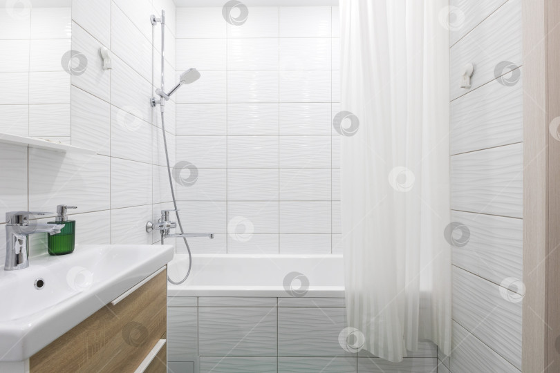 Скачать современная ванная комната с туалетом и стиральной машиной фотосток Ozero