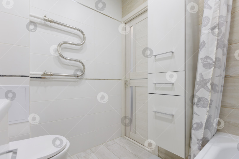 Скачать современная ванная комната с туалетом и стиральной машиной фотосток Ozero