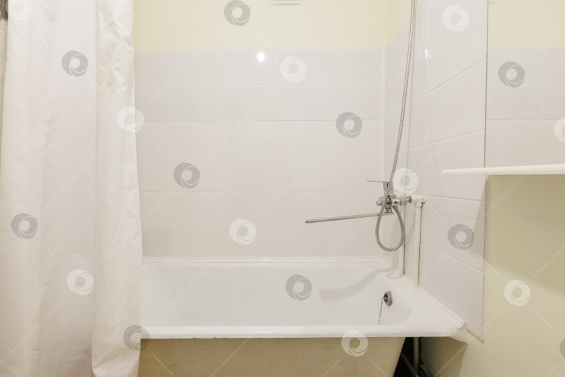 Скачать современная ванная комната с туалетом и стиральной машиной фотосток Ozero