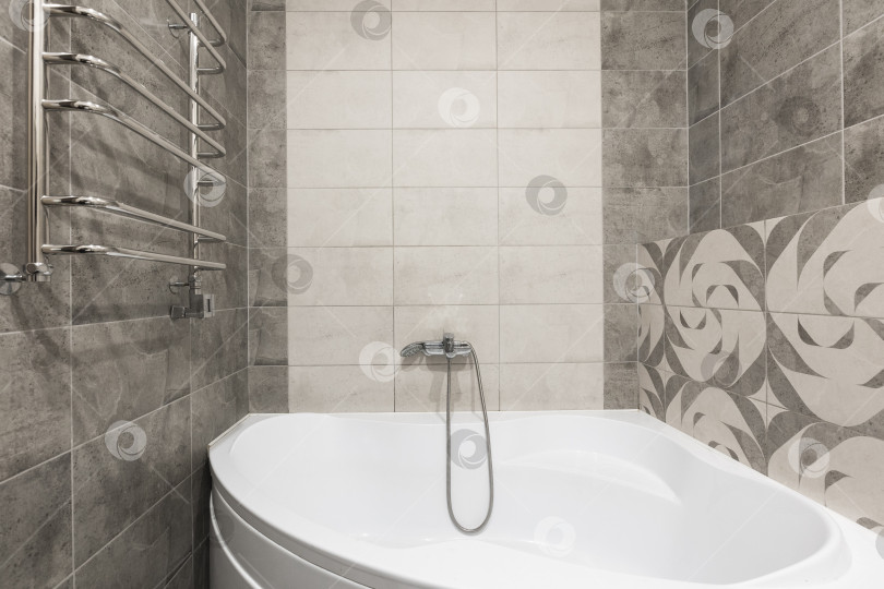 Скачать современная ванная комната с туалетом и стиральной машиной фотосток Ozero