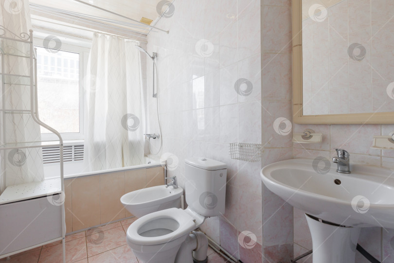 Скачать современная ванная комната с туалетом и стиральной машиной фотосток Ozero