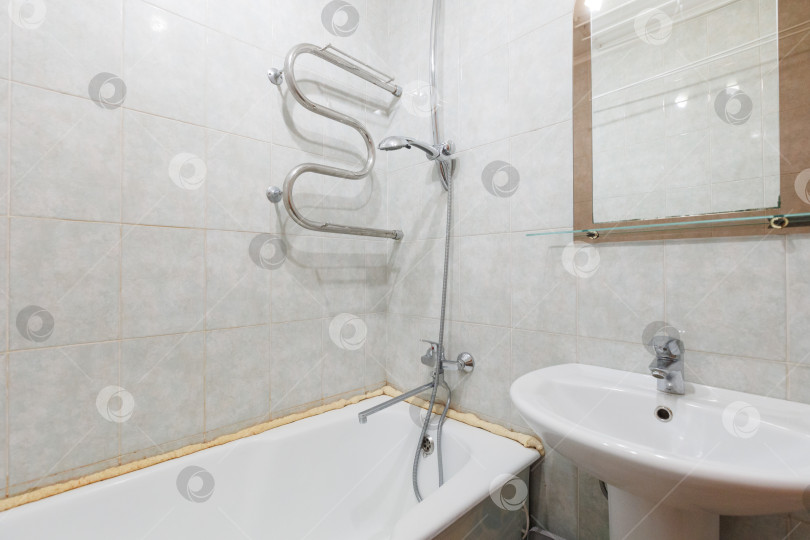 Скачать современная ванная комната с туалетом и стиральной машиной фотосток Ozero