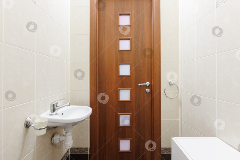 Скачать современная ванная комната с туалетом и стиральной машиной фотосток Ozero