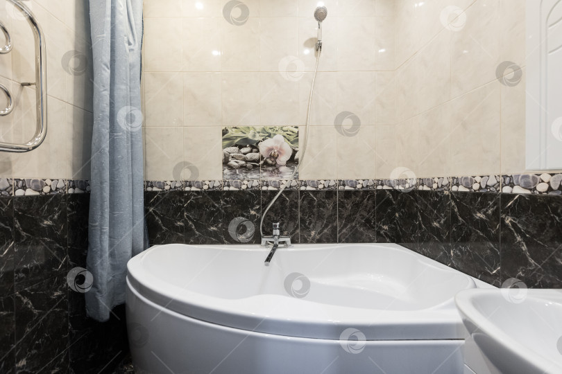 Скачать современная ванная комната с туалетом и стиральной машиной фотосток Ozero