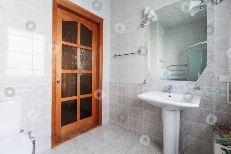 Скачать современная ванная комната с туалетом и стиральной машиной фотосток Ozero