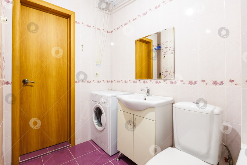 Скачать современная ванная комната с туалетом и стиральной машиной фотосток Ozero