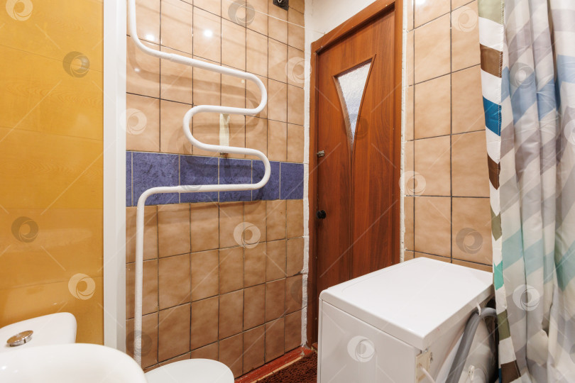 Скачать современная ванная комната с туалетом и стиральной машиной фотосток Ozero